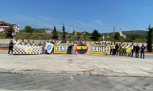 Genç Fenerbahçeliler sezonun son iç saha maçında takımını yalnız bırakmadı