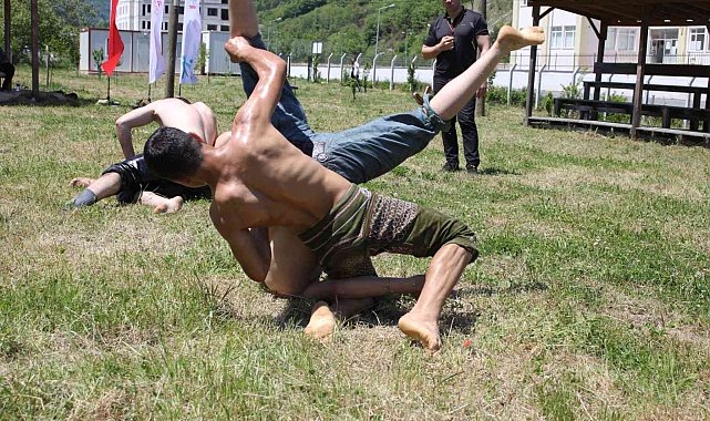 Genç güreşçiler hünerlerini sergiledi