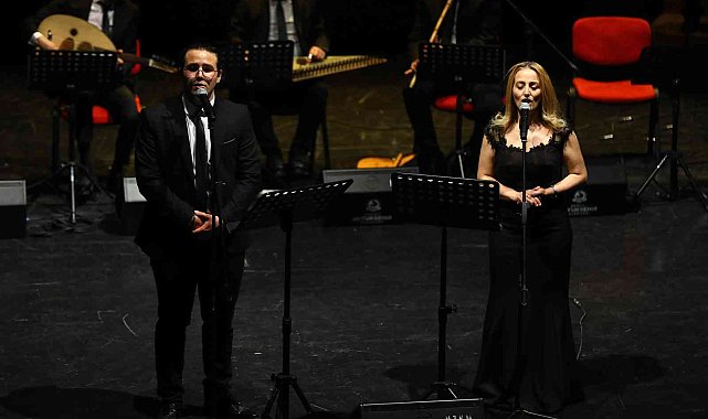 Genç sanatçı, özel günde annesiyle düet yaptı