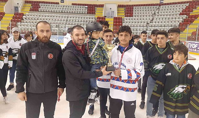 Gençler buzu ısıttı