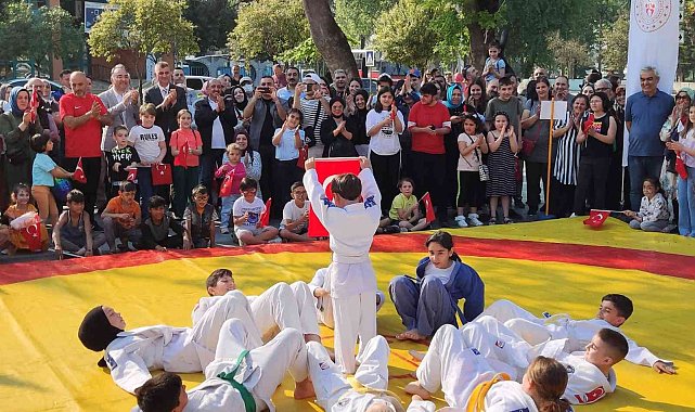Gençler Gölcük&#039;te eğleniyor