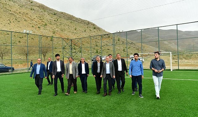 Gençler halı saha istedi, Başkan Çınar yerine getirdi