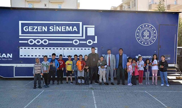 Gezen sinema tırı Emet&#039;te çocuklarla buluştu