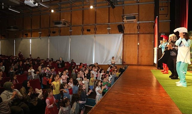 Gölcük'te çocuklar tiyatro ile eğleniyor