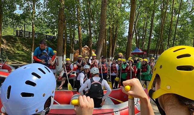 Gönüllü gençler rafting yaptı