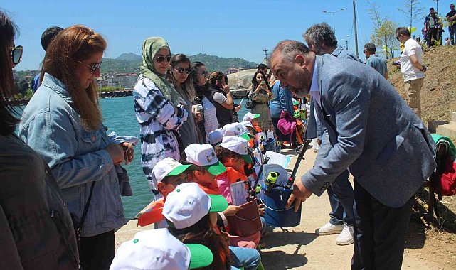 Görele'de çocuklara olta takımı dağıtıldı