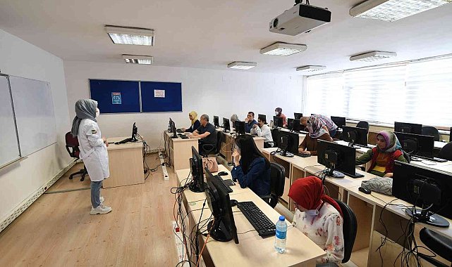 Görme engelliler KOMEK'te bilgisayar kullanmayı ve İngilizce'yi öğreniyor