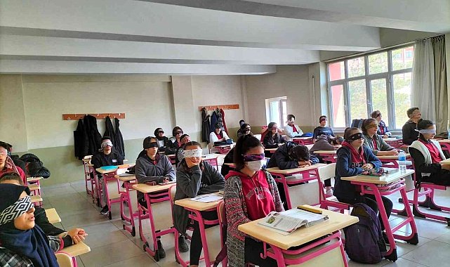 Gözü kapalı ders yaptılar