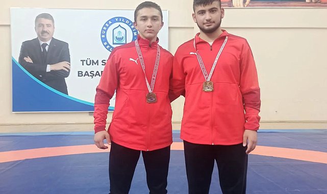 Güreşçiler 2 altın madalya kazandı