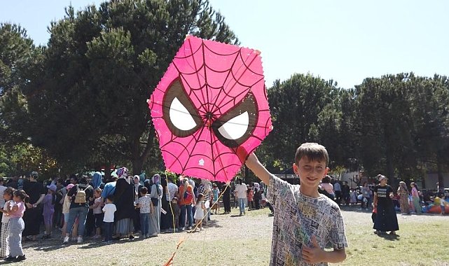 Gürsulu çocukların uçurtmalı bahar coşkusu