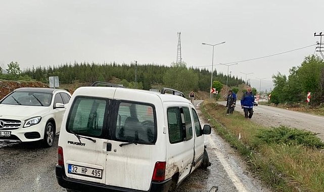 Hafif ticari araç aydınlatma direğine çarptı: 2 yaralı
