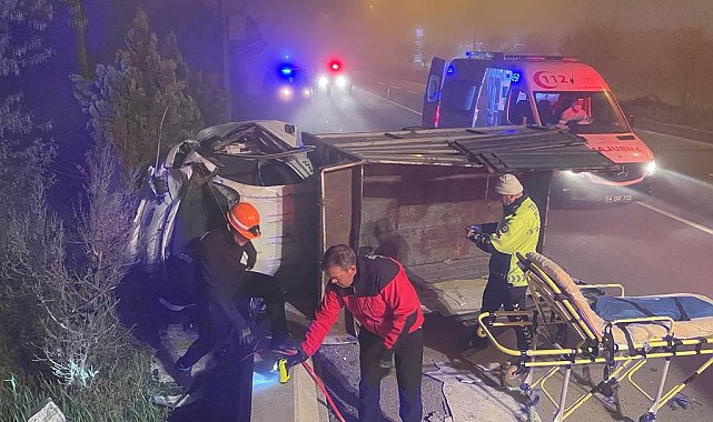 Hafif ticari araca çarpan kamyonet devrildi: 2 yaralı