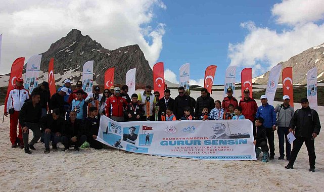 Hakkari&#039;de 3 bin 300 rakımda kayak yarışması