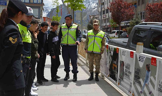 Hakkari'de "Yayalar İçin 5 Adımda Güvenli Trafik" standı kuruldu