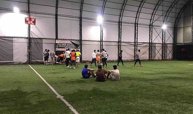 Halı sahada dili boğazına kaçan sporcuya hayati müdahale