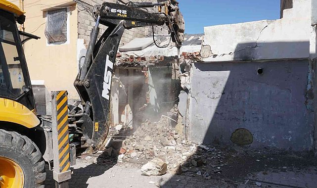 Haliliye'de metruk binalar yıkıyor