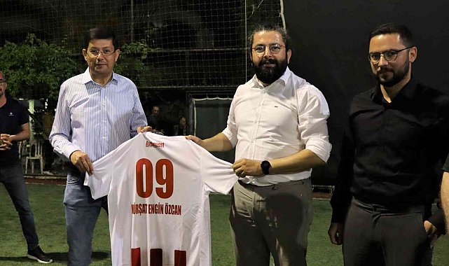 Halısaha turnuvasının başlama vuruşunu Başkan Özcan yaptı