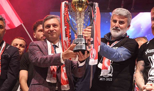 Hande Yener Batman Petrolspor'un şampiyonluk kutlamaları için sahneye çıktı