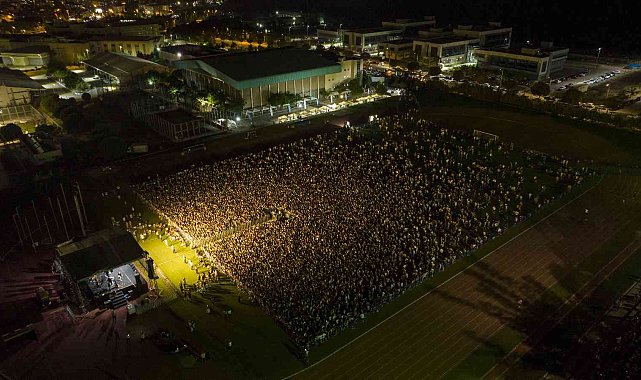 Hande Yener söyledi, DEÜ'lü gençler doyasıya eğlendi