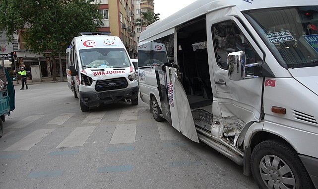 Hasta taşıyan ambulans dolmuşla çarpıştı; 2 yaralı