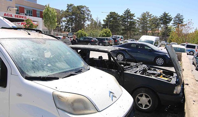 Hastane bahçesinde otomobil yandı