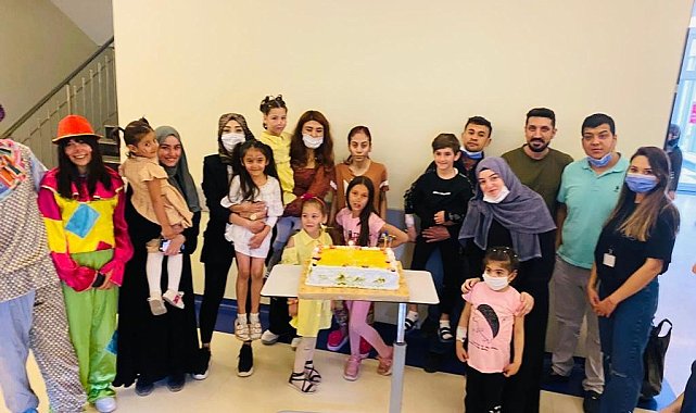 Hastanede tedavi gören çocuklara palyaço sürprizi