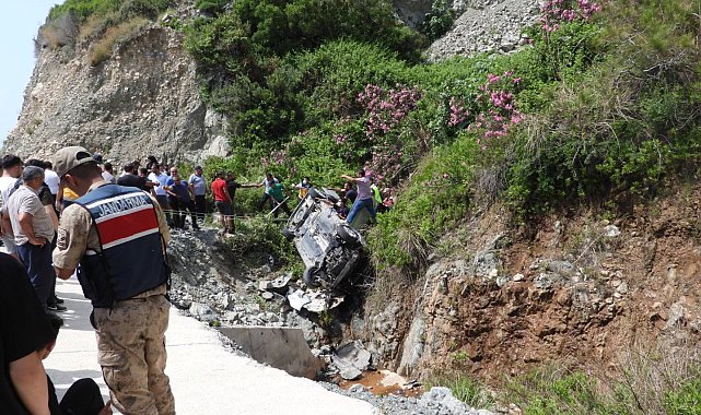 Hatay'da kaza: Araçta mahsur kalan yaralı kurtarıldı