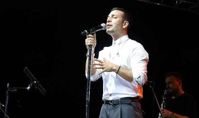 Hatay'da ünlü popçu Oğuzhan Koç sevenleriyle buluştu
