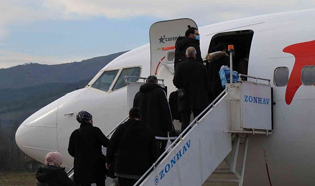 Havalimanından sahte belgelerle yurt dışına çıkarken yakalandılar