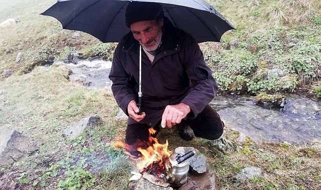 Haziran'a sayılı günler kala çobanların kar ve çay keyfi