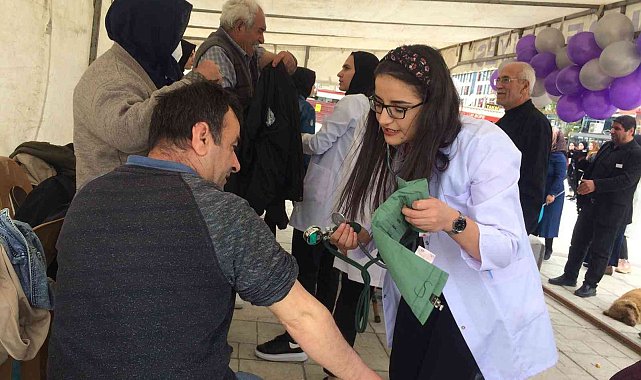 Hemşire adayları vatandaşları "inme" konusunda bilgilendirdi