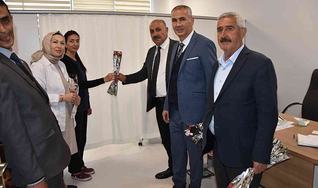 Hemşirelere karanfilli kutlama