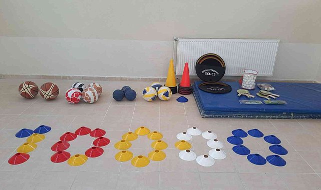 Hisarcık Cumhuriyet İlkokuluna müzik, spor malzemesi ve bilgisayar desteği