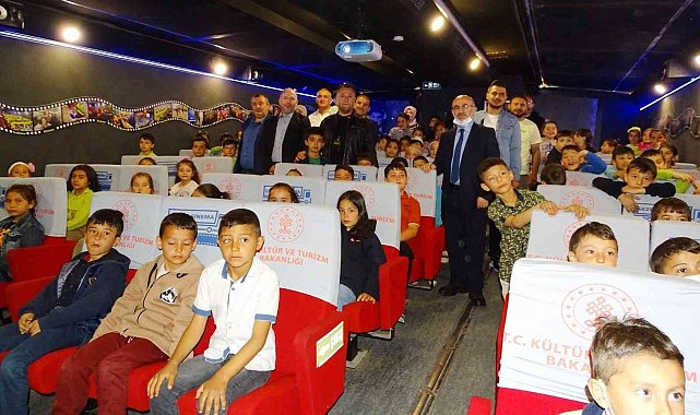 Hisarcık'ta 450 öğrenci gezen sinema tırnda bir araya geldi