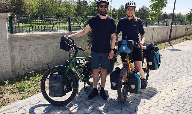 Hollandalı bisikletli çift Konya'da mola verdi