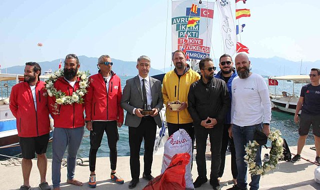 Hopa'dan denize açılarak yelkenli tekne ile Marmaris'e kozalak getirdiler