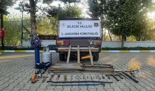 Hurda demirleri çalan hırsızlar yakandı