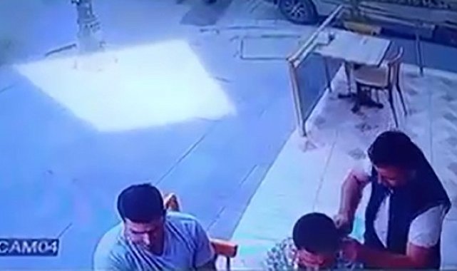 Husumetlisini börekçide yakalayıp kulağını kesti