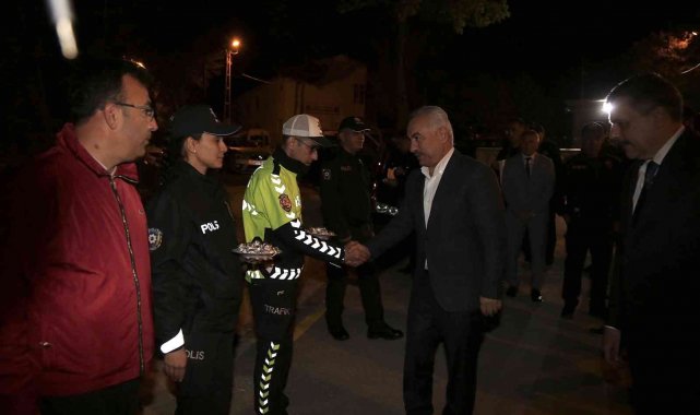 İçişleri Bakan Yardımcısı Mehmet Ersoy, "Bu bayramımızı kazalarının en az olduğu, can kaybının en az olduğu bir bayram olarak geçirmeyi ümit ediyoruz, arzu ediyoruz. Bunun için çalışıyoruz"