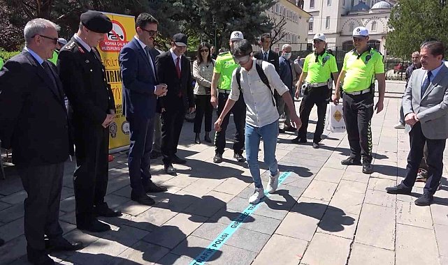 İçmeden sarhoş eden gözlük: Yürümekte güçlük çektiler