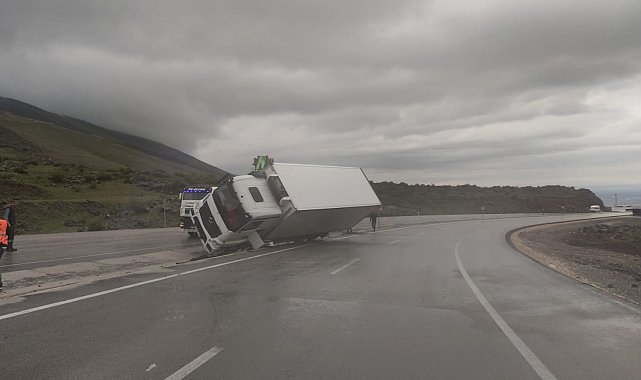 Iğdır'da virajı alamayan çekici devrildi
