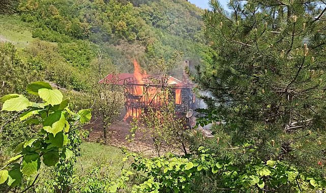 İki katlı ahşap ev alev alev yandı