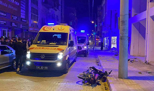 İki motosiklet kafa kafaya çarpıştı: 4 yaralı