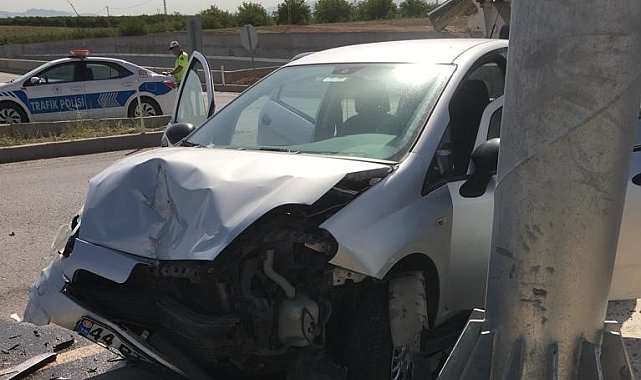 İki otomobil çarpıştı: 3 yaralı