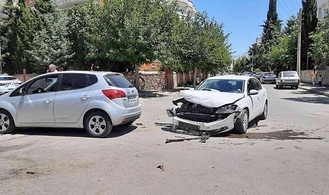 İki otomobil çarpıştı: 4 yaralı