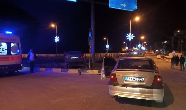 İki otomobil çarpıştı, sürücüler burnu bile kanamadan kurtuldu