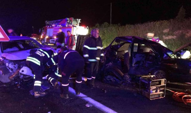 İki otomobil kafa kafaya çarpıştı: Feci kazada 2'si ağır, 3 yaralı