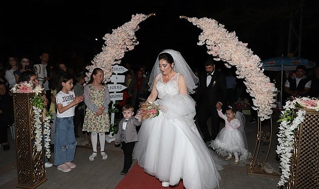 İkizler Tuğberk ve Tuana düğüne renk kattı