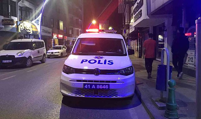 İl dışındaki komşusunun dairesinde kanlar görünce polis çağırdı