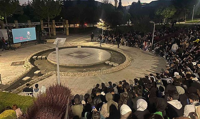 İlk defa gerçekleşen açık hava sinemasına öğrenciler akın etti